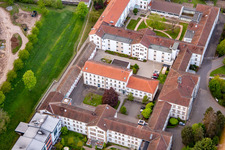 Photographie aérienne de Hôpital palatin de psychiatrie et de neurologie « Landeck » avec département de psychiatrie générale et des troubles de la toxicomanie – Clinique de psychiatrie, psychosomatique et psychothérapie, Clinique de psychiatrie légale, Clinique de gérontopsychiatrie, psychosomatique et psychothérapie, Clinique de neurologie, Clinique de psychiatrie, psychosomatique et psychothérapie, Clinique de psychiatrie de l'enfant et de l'adolescent, psychosomatique et psychothérapie ainsi que clinique externe de l'institut, cliniques externes de l'institut psychiatrique – Clinique de psychiatrie, psychosomatique et psychothérapie à Klingenmünster dans le département Rhénanie-Palatinat, Allemagne