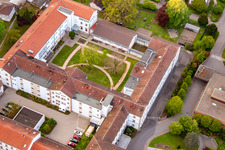 Vue oblique de Hôpital palatin de psychiatrie et de neurologie « Landeck » avec département de psychiatrie générale et des troubles de la toxicomanie – Clinique de psychiatrie, psychosomatique et psychothérapie, Clinique de psychiatrie légale, Clinique de gérontopsychiatrie, psychosomatique et psychothérapie, Clinique de neurologie, Clinique de psychiatrie, psychosomatique et psychothérapie, Clinique de psychiatrie de l'enfant et de l'adolescent, psychosomatique et psychothérapie ainsi que clinique externe de l'institut, cliniques externes de l'institut psychiatrique – Clinique de psychiatrie, psychosomatique et psychothérapie à Klingenmünster dans le département Rhénanie-Palatinat, Allemagne