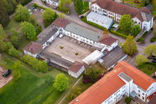 Hôpital palatin de psychiatrie et de neurologie « Landeck » avec département de psychiatrie générale et des troubles de la toxicomanie – Clinique de psychiatrie, psychosomatique et psychothérapie, Clinique de psychiatrie légale, Clinique de gérontopsychiatrie, psychosomatique et psychothérapie, Clinique de neurologie, Clinique de psychiatrie, psychosomatique et psychothérapie, Clinique de psychiatrie de l'enfant et de l'adolescent, psychosomatique et psychothérapie ainsi que clinique externe de l'institut, cliniques externes de l'institut psychiatrique – Clinique de psychiatrie, psychosomatique et psychothérapie à Klingenmünster dans le département Rhénanie-Palatinat, Allemagne d'en haut