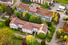Hôpital palatin de psychiatrie et de neurologie « Landeck » avec département de psychiatrie générale et des troubles de la toxicomanie – Clinique de psychiatrie, psychosomatique et psychothérapie, Clinique de psychiatrie légale, Clinique de gérontopsychiatrie, psychosomatique et psychothérapie, Clinique de neurologie, Clinique de psychiatrie, psychosomatique et psychothérapie, Clinique de psychiatrie de l'enfant et de l'adolescent, psychosomatique et psychothérapie ainsi que clinique externe de l'institut, cliniques externes de l'institut psychiatrique – Clinique de psychiatrie, psychosomatique et psychothérapie à Klingenmünster dans le département Rhénanie-Palatinat, Allemagne hors des airs
