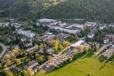 Hôpital palatin de psychiatrie et de neurologie « Landeck » avec département de psychiatrie générale et des troubles de la toxicomanie – Clinique de psychiatrie, psychosomatique et psychothérapie, Clinique de psychiatrie légale, Clinique de gérontopsychiatrie, psychosomatique et psychothérapie, Clinique de neurologie, Clinique de psychiatrie, psychosomatique et psychothérapie, Clinique de psychiatrie de l'enfant et de l'adolescent, psychosomatique et psychothérapie ainsi que clinique externe de l'institut, cliniques externes de l'institut psychiatrique – Clinique de psychiatrie, psychosomatique et psychothérapie à Klingenmünster dans le département Rhénanie-Palatinat, Allemagne vue du ciel