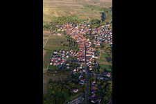 Vue aérienne de Rue principale de l'ouest le soir à Göcklingen dans le département Rhénanie-Palatinat, Allemagne