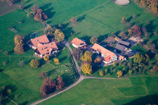 Vue aérienne de Ferme de réinstallation à le quartier Völkersbach in Malsch dans le département Bade-Wurtemberg, Allemagne