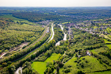 Vue aérienne de Rie du Moulin, voies ferrées, Sarre et Canal des houillères de la Sarre à Sarreinsming dans le département Moselle, France