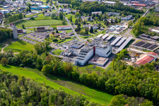 Vue aérienne de Hôpital Robert Pax à le quartier Zone Industrielle du Grand Bois Fayencerie in Saargemünd dans le département Moselle, France