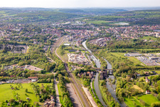 Vue aérienne de Gare de Sarreguemines, Sarre et Canal des houillères de la Sarre depuis le sud-est à Saargemünd dans le département Moselle, France