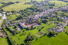 Vue aérienne de Clos du château et École élémentaire publique à Neufgrange dans le département Moselle, France