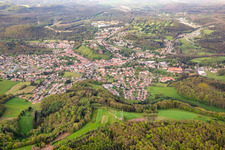 Vue aérienne de De l'ouest à Bitsch dans le département Moselle, France