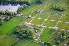 Photographie aérienne de Parc culturel européen de Bliesbruck - Centre d'information avec taverne romaine, villa gallo-romaine de Reinheim et ferme Keltscher à le quartier Reinheim in Gersheim dans le département Sarre, Allemagne