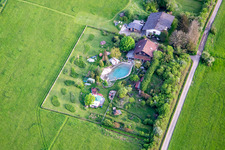 Vue aérienne de Idylle de jardin à Blies-Ébersing dans le département Moselle, France