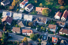 Vue d'oiseau de Longue rue à le quartier Schluttenbach in Ettlingen dans le département Bade-Wurtemberg, Allemagne