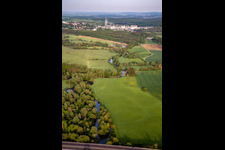 Vue aérienne de Les prairies inondables de la Sarre sont le lieu de nourrissage des cigognes à Willerwald dans le département Moselle, France