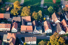 Image drone de Longue rue à le quartier Schluttenbach in Ettlingen dans le département Bade-Wurtemberg, Allemagne