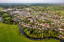 Vue aérienne de Cours de la Sarre à l'est de la ville à Sarralbe dans le département Moselle, France