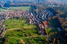 Vue aérienne de Du nord-ouest à le quartier Schöllbronn in Ettlingen dans le département Bade-Wurtemberg, Allemagne