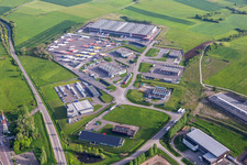 Vue aérienne de Zone industrielle avec KIMMEL LOGISTICS, KIMMEL LAVAGE, Dietrich Véhicules et Sarre Union Pl Services - MAN au péage de Sarre-Union - A4 - Route n°42 à Thal-Drulingen dans le département Bas Rhin, France