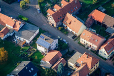 Vue aérienne de Longue rue à le quartier Schluttenbach in Ettlingen dans le département Bade-Wurtemberg, Allemagne