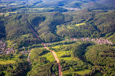 Vue aérienne de Chemin à travers la forêt du Palatinat pour reconstruire le tronçon de 51 km du gazoduc transeuropéen (TENP-III des Pays-Bas à la Suisse) entre Mittelbrunn et Klingenmünster à Silz dans le département Rhénanie-Palatinat, Allemagne