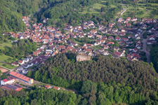 Vue aérienne de Rocher d'Engelsmann à le quartier Gossersweiler in Gossersweiler-Stein dans le département Rhénanie-Palatinat, Allemagne