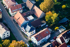 Vue oblique de Longue rue à le quartier Schluttenbach in Ettlingen dans le département Bade-Wurtemberg, Allemagne