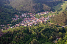 Vue aérienne de Du sud à Wilgartswiesen dans le département Rhénanie-Palatinat, Allemagne