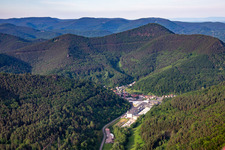 Vue aérienne de CHRIPA Paletten GmbH à le quartier Sarnstall in Annweiler am Trifels dans le département Rhénanie-Palatinat, Allemagne
