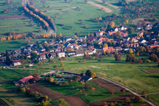 Vue aérienne de Cimetière à le quartier Schluttenbach in Ettlingen dans le département Bade-Wurtemberg, Allemagne