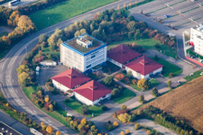 Vue aérienne de Immeuble de bureaux de l'administration et du bâtiment commercial Bruker Physik GmbH et Bruker BioSpin MRI GmbH à le quartier Bruchhausen in Ettlingen dans le département Bade-Wurtemberg, Allemagne