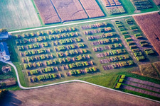 Vue aérienne de Structures sur les champs d'essais agricoles de l'Institut national de la production végétale dans le district de Forchheim à le quartier Silberstreifen in Rheinstetten dans le département Bade-Wurtemberg, Allemagne