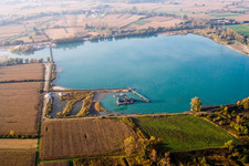 Étang de carrière à Hagenbach dans le département Rhénanie-Palatinat, Allemagne d'en haut
