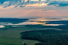 Vue aérienne de Coucher de soleil sur la sortie du Peeneström à Peenemünde dans le département Mecklembourg-Poméranie occidentale, Allemagne