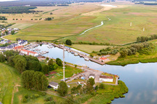 Vue aérienne de Bureau des voies navigables et de la navigation de Stralsund / base Karlshagen au port de plaisance et de pêche Karlshagen à Karlshagen dans le département Mecklembourg-Poméranie occidentale, Allemagne