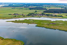 Vue aérienne de Vue depuis Peenemünde à le quartier Hollendorf in Kröslin dans le département Mecklembourg-Poméranie occidentale, Allemagne
