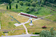 Vue aérienne de Fusée V2 et Peenemünder Werkbahn sur l'espace extérieur du musée historique et technique Peenemünde pour la construction de fusées pendant la Seconde Guerre mondiale dans l'ancienne centrale électrique à Peenemünde dans le département Mecklembourg-Poméranie occidentale, Allemagne