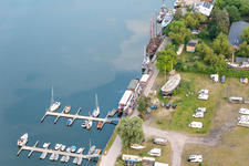 Vue aérienne de Péninsule de location de bateaux Peenemünde dans le port de Peenemünde à Peenemünde dans le département Mecklembourg-Poméranie occidentale, Allemagne