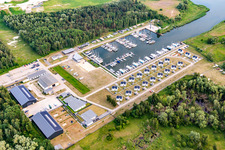 Vue aérienne de Marina Peenemünde 22 avec appartements de vacances WELL Marina Peenemünde Resort à Peenemünde dans le département Mecklembourg-Poméranie occidentale, Allemagne