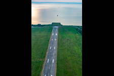 Vue aérienne de Feu d'approche dans la mer Baltique pour la piste 13 de l'aéroport Peenemünde à Peenemünde dans le département Mecklembourg-Poméranie occidentale, Allemagne