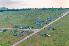Vue aérienne de Photovoltaïque sur d'anciens bunkers à l'aéroport Peenemünde à Peenemünde dans le département Mecklembourg-Poméranie occidentale, Allemagne