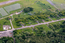 Vue aérienne de Hangars enterrés à l'aéroport Peenemünde à Peenemünde dans le département Mecklembourg-Poméranie occidentale, Allemagne