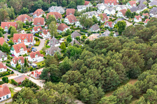 Vue aérienne de Toit de chaume de l'appartement de vacances Dünenresidenz à Karlshagen dans le département Mecklembourg-Poméranie occidentale, Allemagne