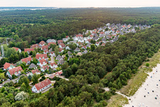 Vue aérienne de Village au toit de chaume de l'appartement de vacances Dünenresidenz à Peenemünde dans le département Mecklembourg-Poméranie occidentale, Allemagne