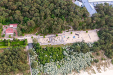 Vue aérienne de Aire de jeux d'aventure et parc de sculptures dans le parc de loisirs Trassenheide à Trassenheide dans le département Mecklembourg-Poméranie occidentale, Allemagne