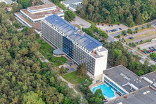 Vue aérienne de Hôtel de sport et de vacances baltes et Bernsteintherme Zinnowitz à Zinnowitz dans le département Mecklembourg-Poméranie occidentale, Allemagne