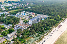 Vue aérienne de Hôtel de sport et de vacances baltes et Bernsteintherme Zinnowitz à Zinnowitz dans le département Mecklembourg-Poméranie occidentale, Allemagne