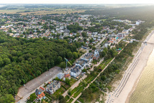 Vue aérienne de Villas entre route des dunes et promenade de la plage à Zinnowitz dans le département Mecklembourg-Poméranie occidentale, Allemagne