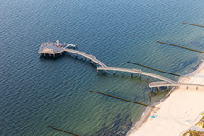 Vue aérienne de Koserower Seebrücke voin 2021, 279 m de long, particularités : - Clocher Vineta, coin salon pour 150 personnes avec cinéma au coucher du soleil, installation artistique "Homme à la cloche" réalisée par les ingénieurs de B&0, Hambourg Heuvelman Ibis GmbH, Leer à Koserow dans le département Mecklembourg-Poméranie occidentale, Allemagne