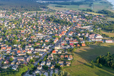 Vue aérienne de Rue principale du nord-ouest à Koserow dans le département Mecklembourg-Poméranie occidentale, Allemagne