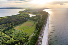 Vue aérienne de Plage de la mer Baltique sur la partie la plus étroite de l'île à Koserow dans le département Mecklembourg-Poméranie occidentale, Allemagne