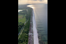Photographie aérienne de Plage de la mer Baltique sur la partie la plus étroite de l'île à Koserow dans le département Mecklembourg-Poméranie occidentale, Allemagne