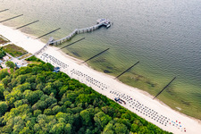 Vue aérienne de Koserower Seebrücke voin 2021, 279 m de long, particularités : - Clocher Vineta, coin salon pour 150 personnes avec cinéma au coucher du soleil, installation artistique "Homme à la cloche" réalisée par les ingénieurs de B&0, Hambourg Heuvelman Ibis GmbH, Leer à Koserow dans le département Mecklembourg-Poméranie occidentale, Allemagne
